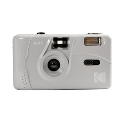 Analogkamera Kodak M35 mit integriertem Blitz.