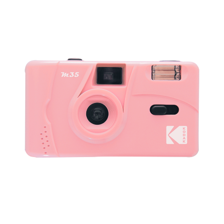 Analogkamera Kodak M35 mit integriertem Blitz.